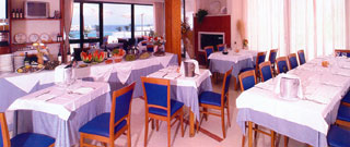 Sala ristorante panoranica sul mare
