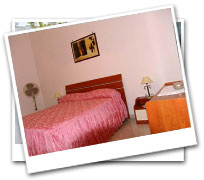 Appartamento a piano terra, composto da una camera da letto matrimoniale, una camera con due letti, cucina abitabile attrezzata, bagno con doccia, piccolo giardino, tv e lavatrice.