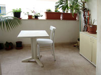 Trilo 6 posti letto. Appartamento al centro di Otranto composto da due camere da letto matrimoniali, due bagni con doccia, soggiorno-pranzo con divano-letto, angolo cottura attrezzato, tv, balcone, terrazzina. Distanza dal mare circa 300 metri.