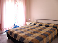 Trilo 6 posti letto. Appartamento al centro di Otranto composto da due camere da letto matrimoniali, due bagni con doccia, soggiorno-pranzo con divano-letto, angolo cottura attrezzato, tv, balcone, terrazzina. Distanza dal mare circa 300 metri.