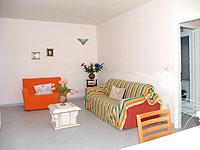 Trilo 6 posti letto. Appartamento al centro di Otranto composto da due camere da letto matrimoniali, due bagni con doccia, soggiorno-pranzo con divano-letto, angolo cottura attrezzato, tv, balcone, terrazzina. Distanza dal mare circa 300 metri.