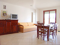 Appartamento al centro di Otranto - Soggiorno pranzo con due divani letto